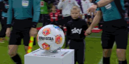 半场：多特1-1法兰克福，拜尔破门，乌尊点射，吉拉西送点