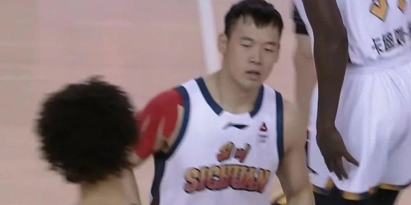 188金宝博体育-吉林男篮19分大胜，送四川男篮36连败！姜伟泽被驱逐，景菡一21+6