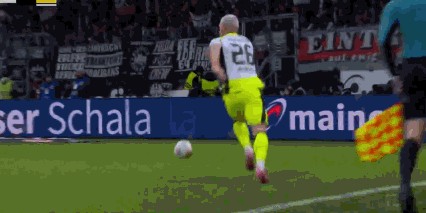 半场：多特1-1法兰克福，拜尔破门，乌尊点射，吉拉西送点