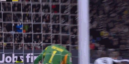 半场：多特1-1法兰克福，拜尔破门，乌尊点射，吉拉西送点